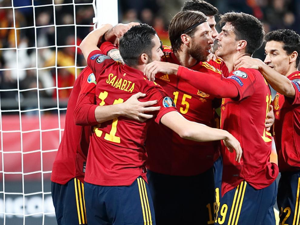 Los jugadores de la selección española de fútbol celebran un gol