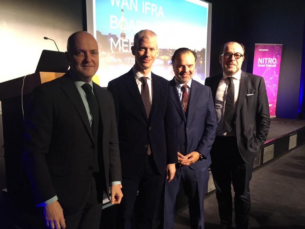Mesa redonda de WAN-IFRA en París. De izquierda a derecha, el presidente de Les Echos-Le Parisien Médias, Pierre Louette; el ministro francés de Cultura, Franck Riester; el presidente de WAN-IFRA, Fernando de Yarza López-Madrazo, y el CEO de WAN-IFRA, Manfred Werfel.