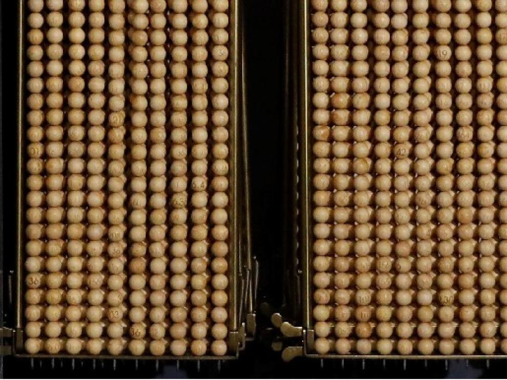Los bombos de la lotería de Navidad ya están en el Teatro Real