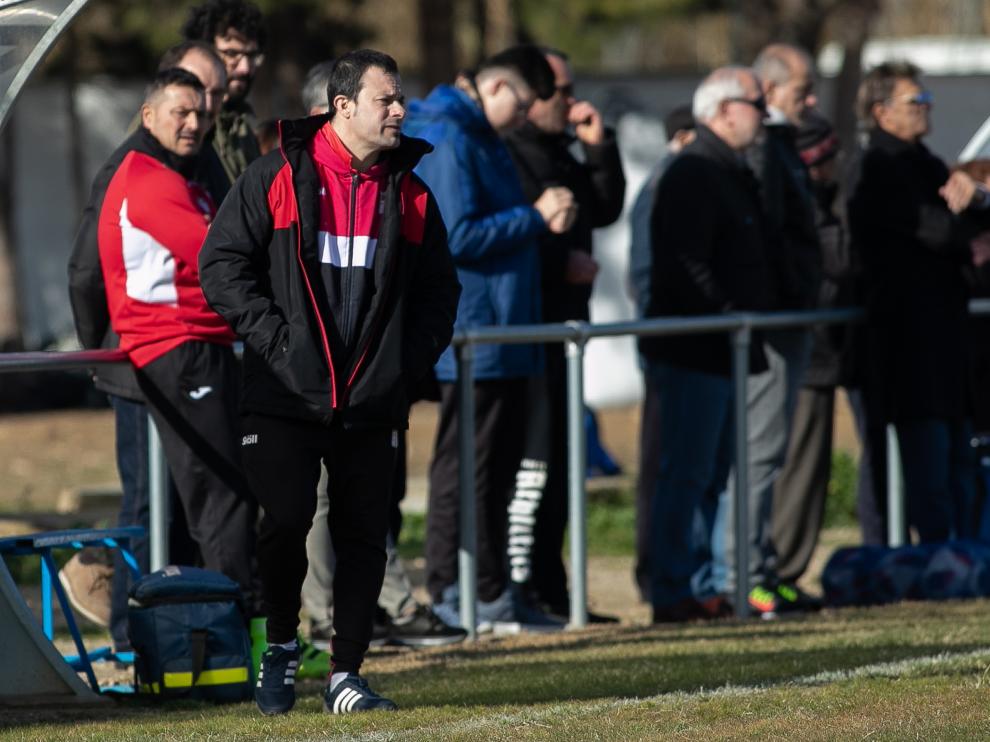 Javier Romero, técnico del Illueca, durante un encuentro con su equipo.