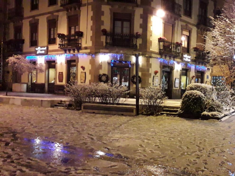 El manto blanco que dejó la nieve en las calles de Jaca la noche de este jueves ha dejado paso a la lluvia.