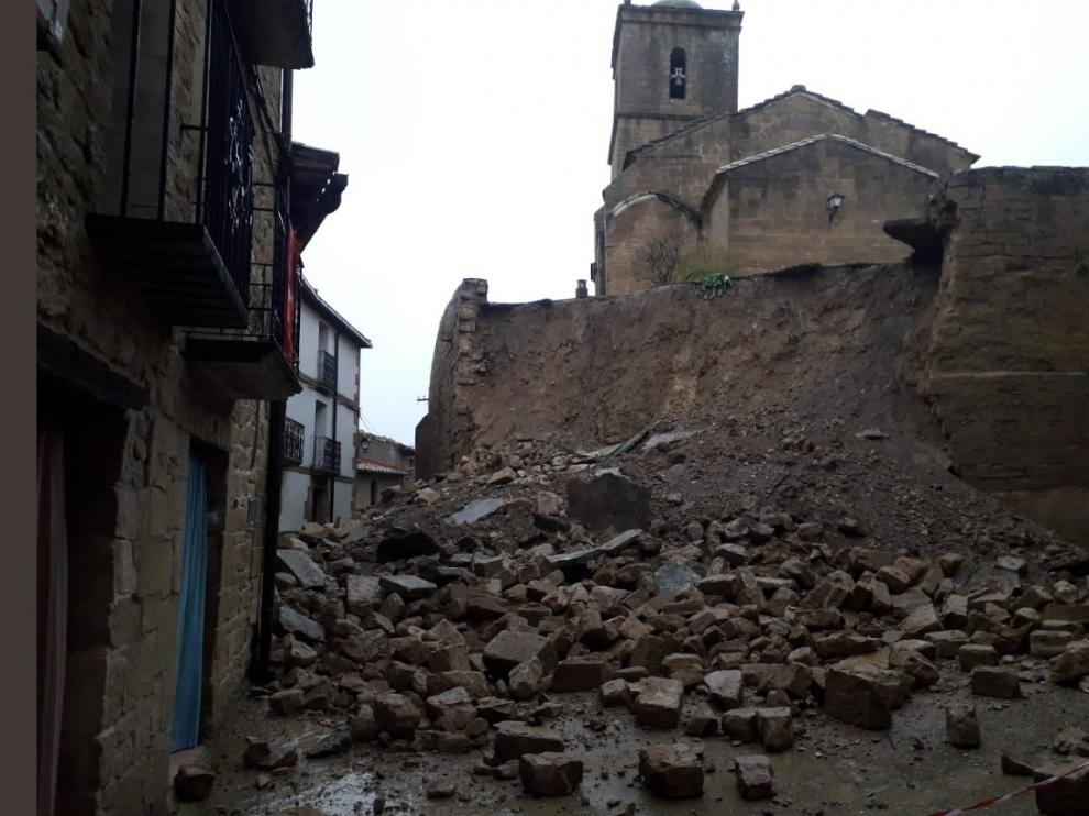 Estado en que quedó el muro derrumbado.