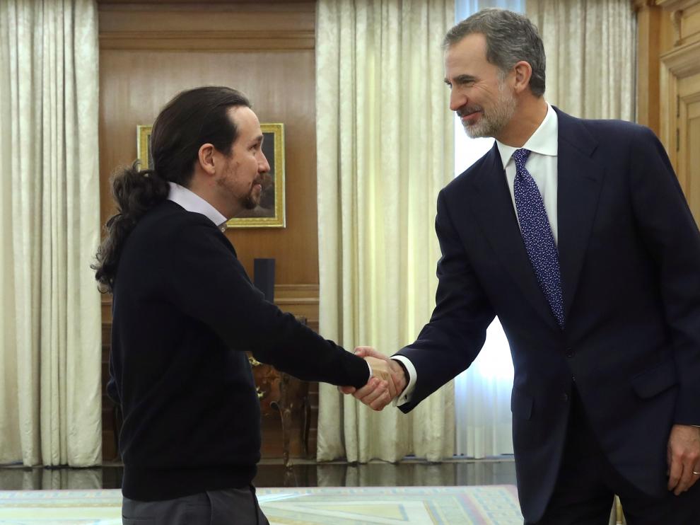 Felipe VI y Pablo Iglesias en la ronda final de consultas.