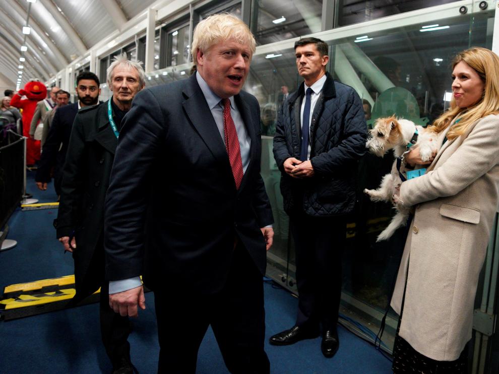 London (United Kingdom), 13/12/2019.- British Prime Minister Boris Johnson (C) arrives to view the vote count results for Uxbridge and South Ruislip constituency at Brunel University during the general elections in London, Britain, 13 December 2019. Britons went to the polls on 12 December 2019 in a general election to vote for a new parliament. According to exit polls, the Conservative party won the elections with 368 seats ahead of Labour party with 191 seats in the House of Commons. The result gives the Conservative party an 86 seat majority. (Elecciones, Reino Unido, Londres) EFE/EPA/WILL OLIVER General elections in the UK