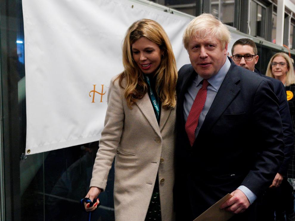 London (United Kingdom), 13/12/2019.- British Prime Minister Boris Johnson (L) and Carrie Symonds (R) arrive to view the vote count results for Uxbridge and South Ruislip constituency at Brunel University during the general elections in London, Britain, 13 December 2019. Britons went to the polls on 12 December 2019 in a general election to vote for a new parliament. According to exit polls, the Conservative party won the elections with 368 seats ahead of Labour party with 191 seats in the House of Commons. The result gives the Conservative party an 86 seat majority. (Elecciones, Reino Unido, Londres) EFE/EPA/WILL OLIVER General elections in the UK