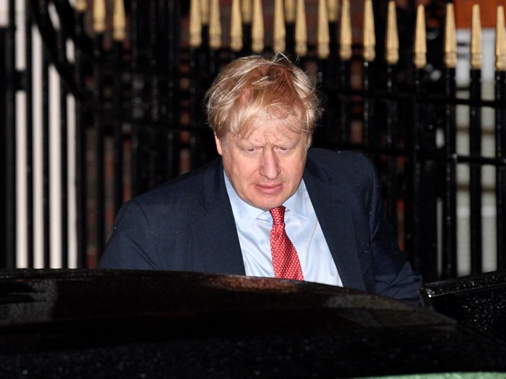 London (United Kingdom), 13/12/2019.- Britain's Prime Minister Boris Johnson (L) and his girlfriend Carrie Symonds (R) leave the Conservative party headquarters in London, Britain, 13 December 2019. Britons went the polls on 12 December 2019 in a general election to vote for a new parliament. Britons went to the polls on 12 December 2019 in a general election to vote for a new parliament. According to exit polls, the Conservative party won the elections with 368 seats ahead of Labour party with 191 seats in the House of Commons. The result gives the Conservative party an 86 seat majority. (Elecciones, Reino Unido, Londres) EFE/EPA/NEIL HALL General elections in the UK
