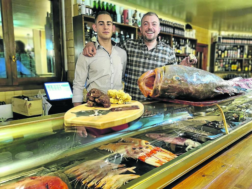 Javier Piedrafita y Eduardo Andrés, en la barra de Baviera.