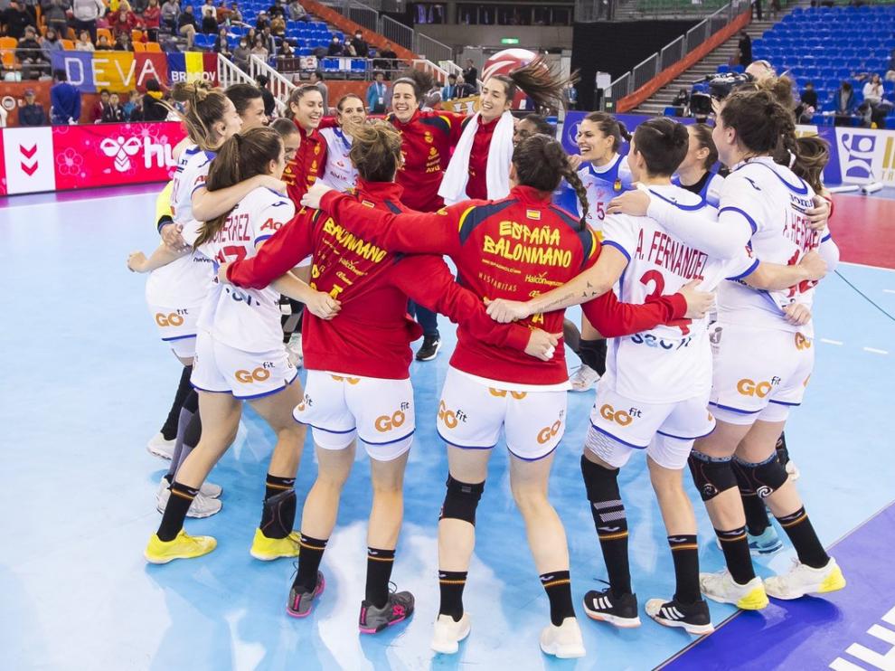 La selección femenina de balonmano celebra el triunfo ante Noruega y su primera final mundialista