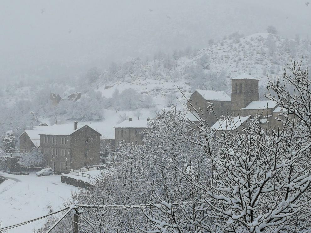 Laguarta, en La Guarguera, ha amanecido cubierta por un manto blanco de nieve.