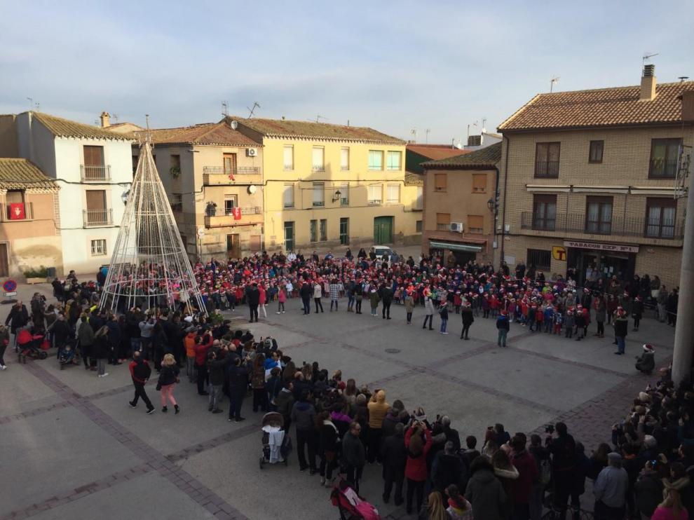 Tradicional villancico cantado por los niños y niñas del Colegio Público Miguel Artigas, en la plaza de España de Pinseque
