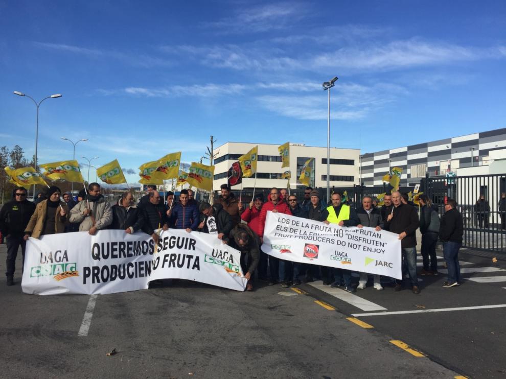 Representantes de UAGA participan en la concentración convocada por COAG ante la plataforma logística de Lidl en Barcelona.