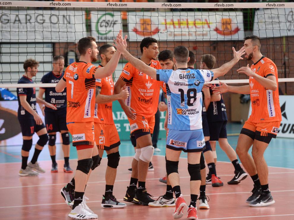 Los jugadores del CV Teruel celebran un punto.