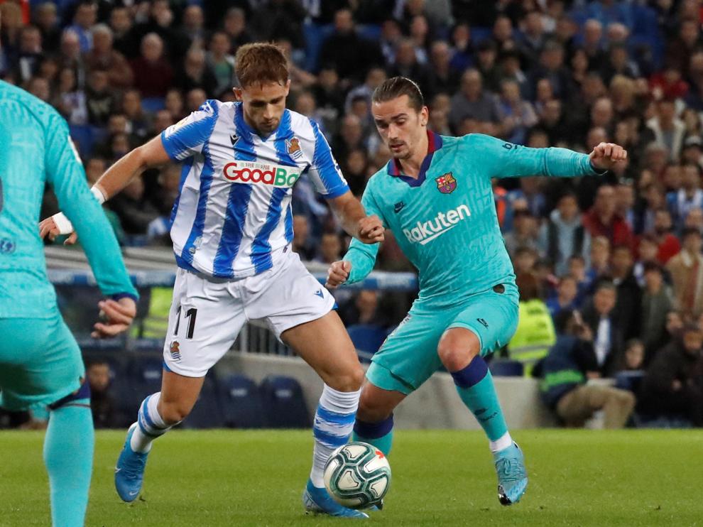 El delantero francés del Barcelona, Antoine Griezmann (d) pelea un balón con el centrocampista belga de la Real Sociedad Adnan Januzaj