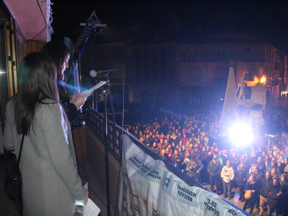 La viuda de Caballero, Noelia Lorén; y la hermana de Romero, Rocío, anoche leyendo un manifiesto