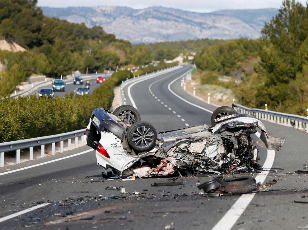 Imagen de uno de los vehículos implicados en el accidente ocurrido en la A-7, a la altura de Alicante.