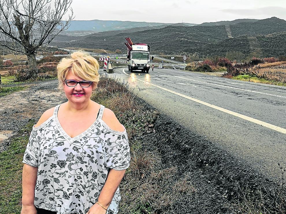 olanda Alonso, de la panadería de Lanave, junto a la carretera N-330.