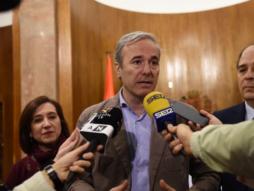 El alcalde de Zaragoza, Jorge Azcón, en rueda de prensa este domingo, tras reunirse con diferentes concejales del consistorio y representantes de Bomberos y Policía Local.