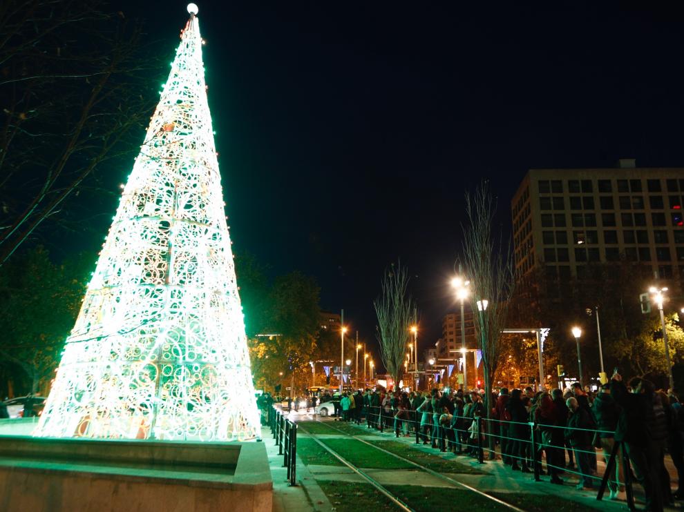 Encendido del árbol navideño en la plaza de Paraíso de Zaragoza