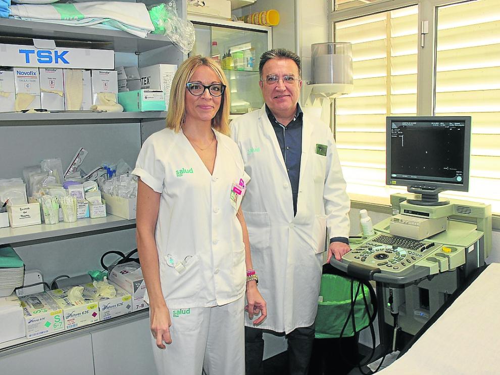 La enfermera Silvia Blasco y el cirujano Fernando Martínez, impulsores de la aplicación de la técnica.