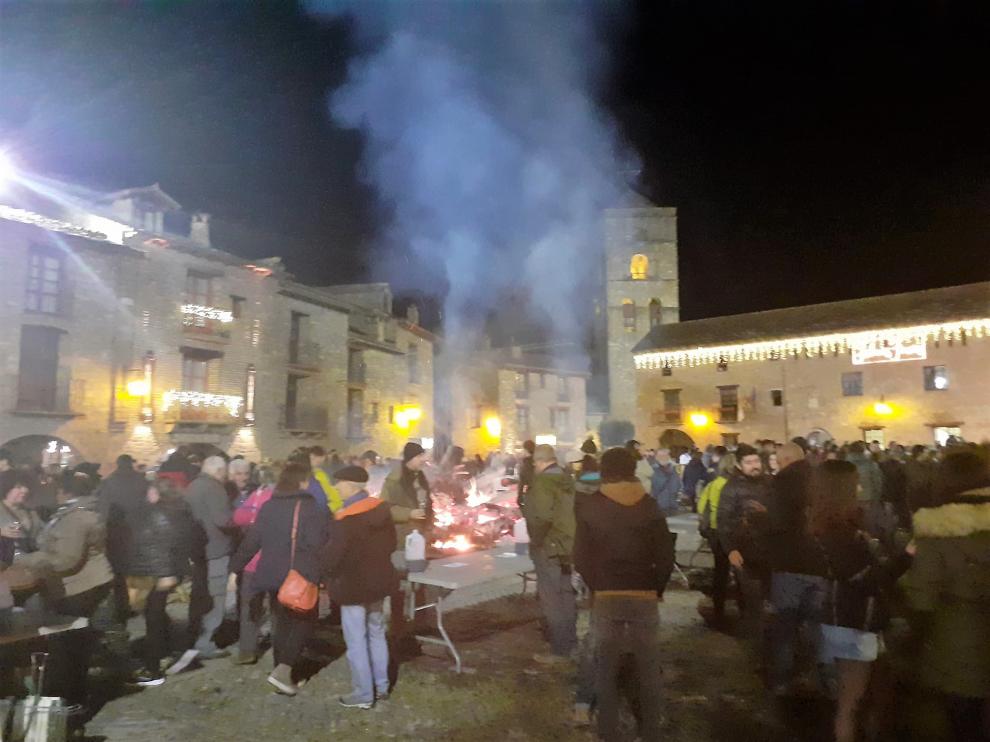 La fiesta 'Punchacubas' reúne a más de 600 personas en la plaza Mayor