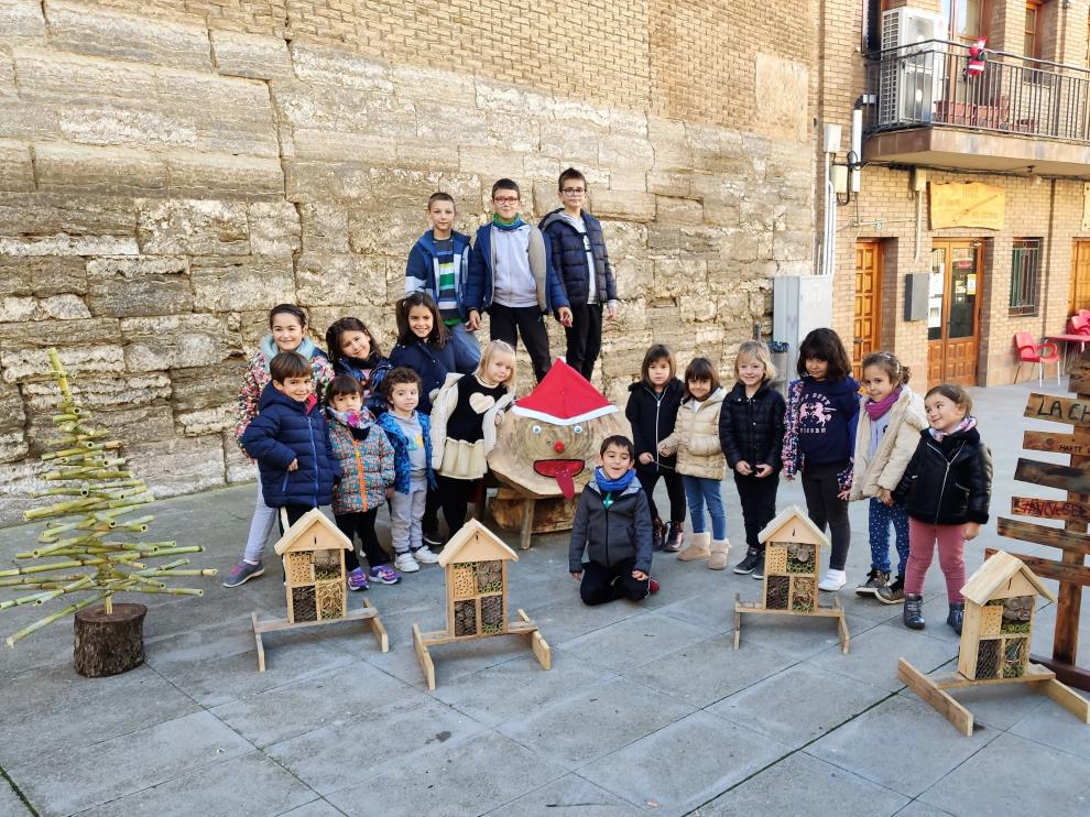 Los participantes en el taller de fabricación de hoteles para insectos