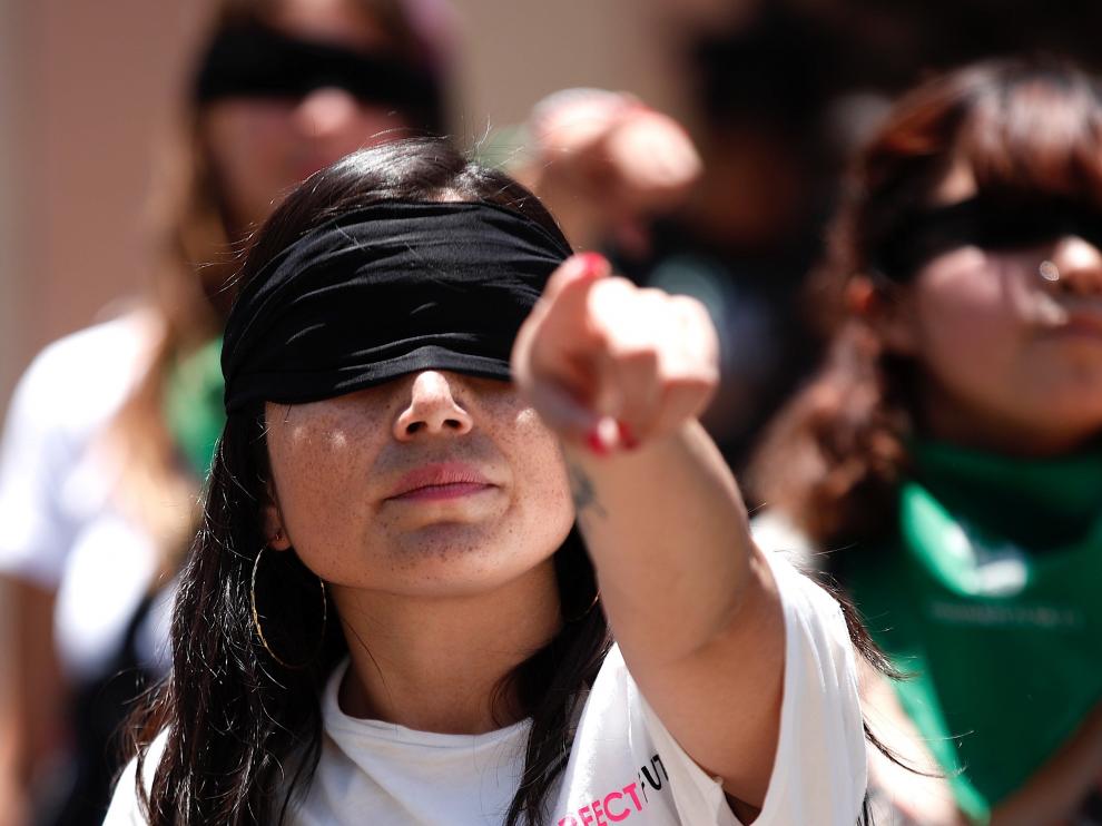 Una mujer protesta contra la violencia machista.