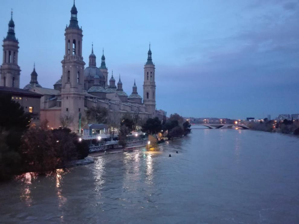 El río Ebro anegó las riberas a su paso por la capital. La punta de la crecida pasa en torno a las 8.30 por Zaragoza tras obligar a desalojos y anegar cultivos en la Ribera Alta.