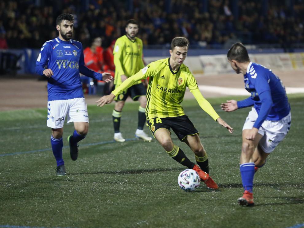 El canterano Borge, que debutó ante el Socuéllamos, intenta desbordar en una de sus acciones ofensivas en el costado derecho.