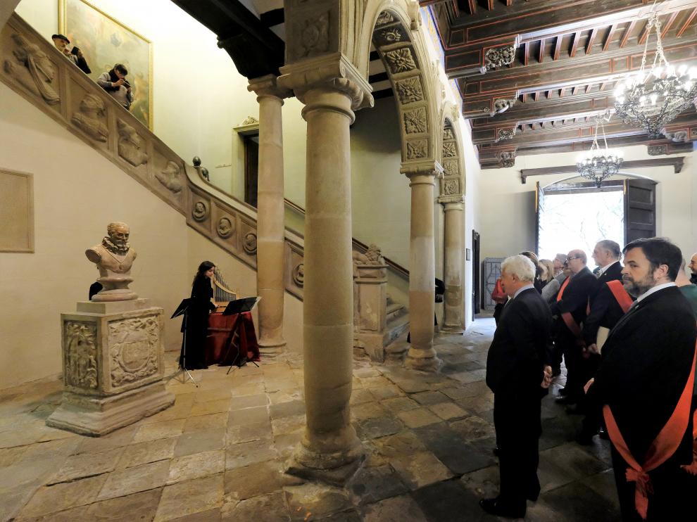 Imagen de archivo del Homenaje al Justicia en la entrada del Ayuntamiento, donde hay una placa franquista según recuerda el Colectivo Ciudadano