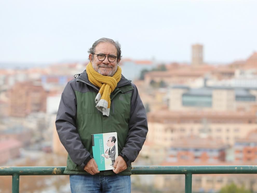 El historiador Serafín Aldecoa, con su libro y Teruel al fondo.