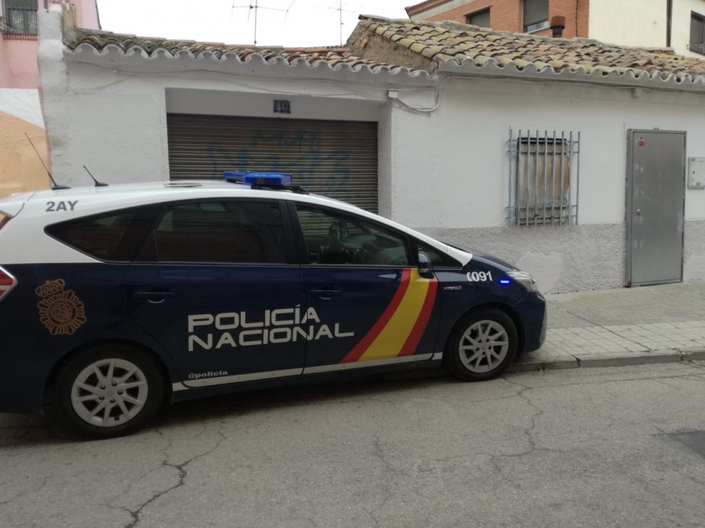 Un vehículo policial, en la calle de Pilar Aranda, donde ocurrieron los hechos.