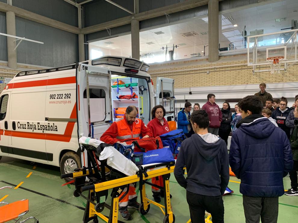 Alumnos del instituto de Sábada han conocido una ambulancia por dentro.