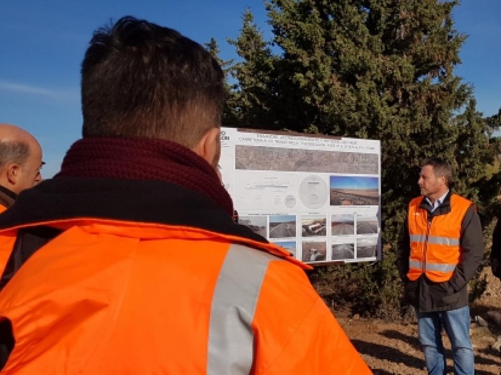 El consejero José Luis Soro, en su visita a la carretera de Fuendejalón.