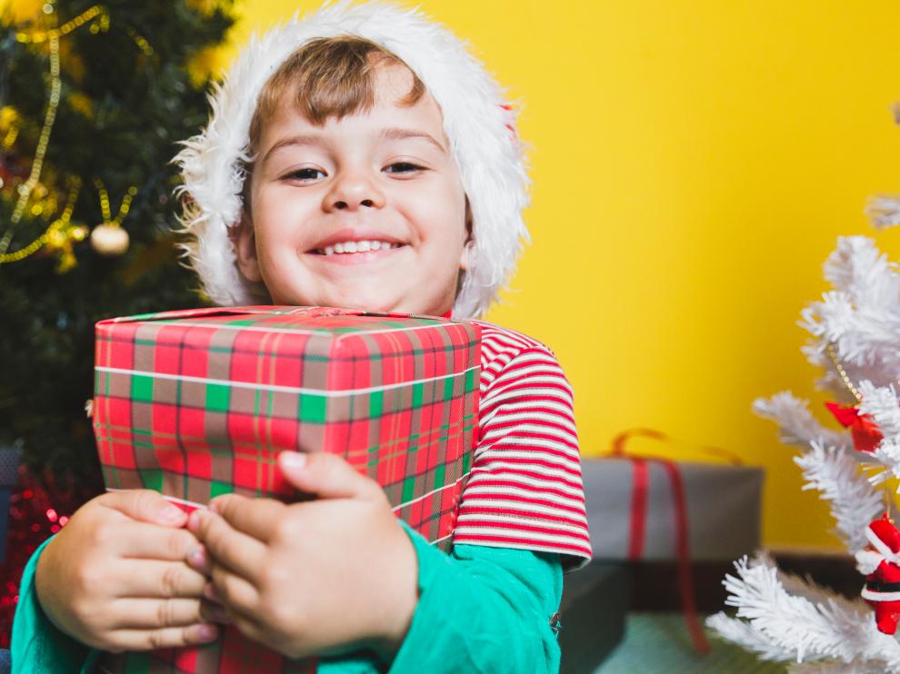 El exceso de regalos, además de sobreestimular al niño, le puede hacer creer que puede conseguir todo lo que pide