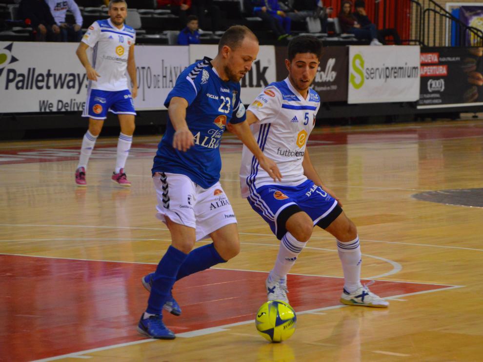 Jorge Tabuenca intenta recuperar el balón en el pabellón Siglo XXI.