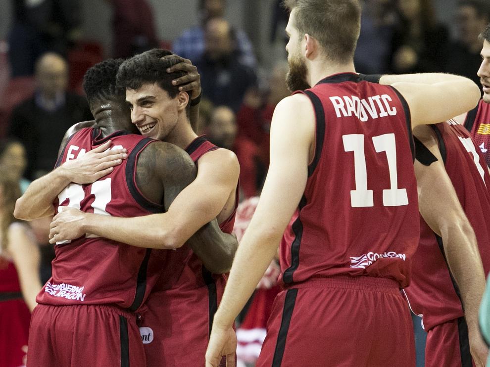 Los jugadores celebran el triunfo