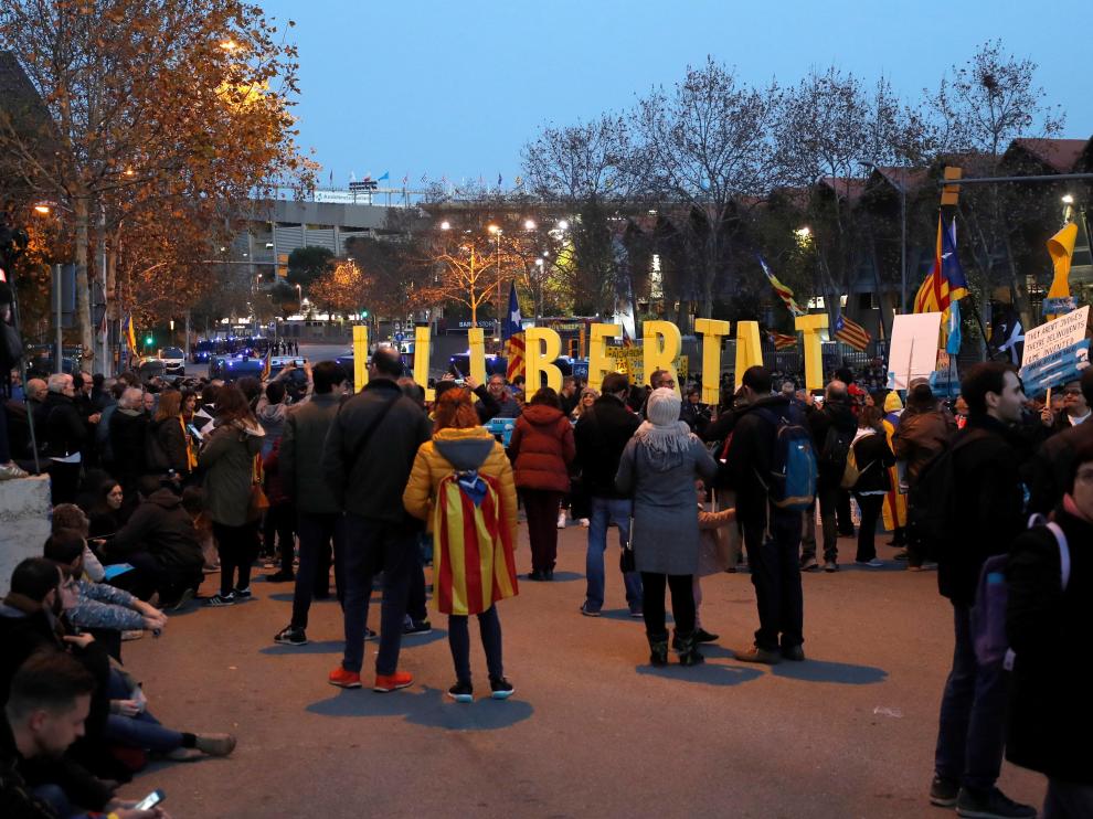 Miles de personas convocadas por Tsunami protestan ante el Camp Nou