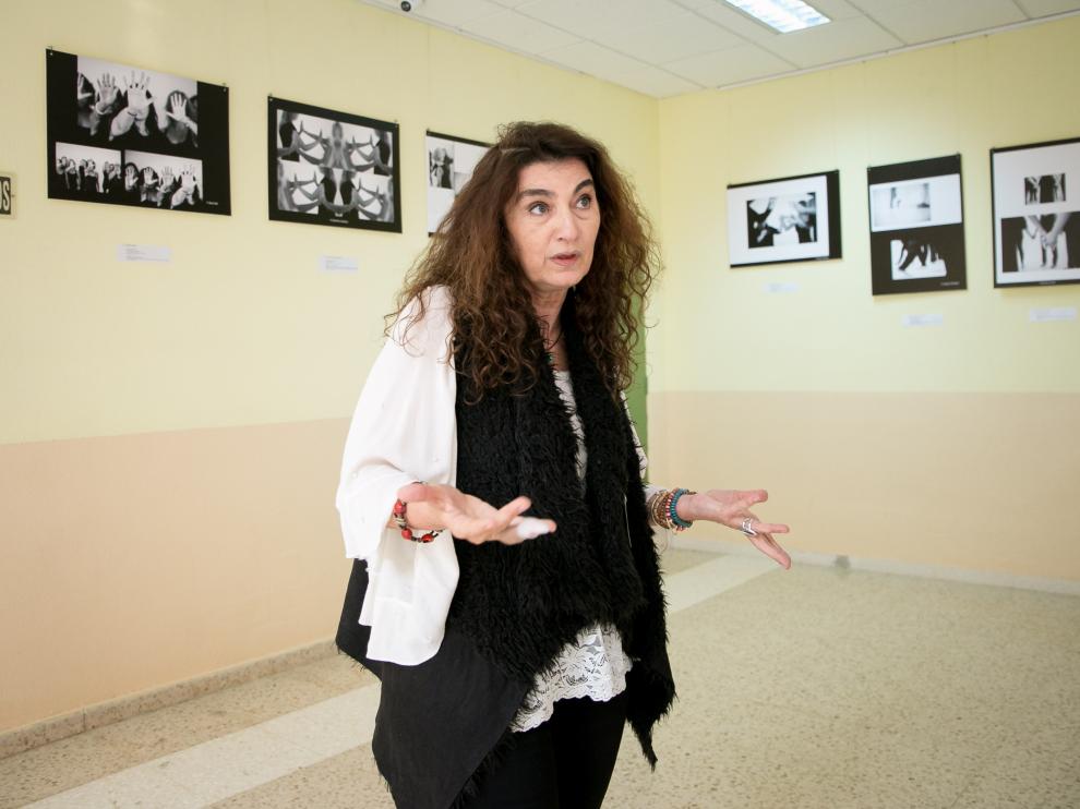 Beatriz Benabarre, responsable del programa, ayer en la inauguración de la exposición en el centro sociocultural de la prisión de Zuera.