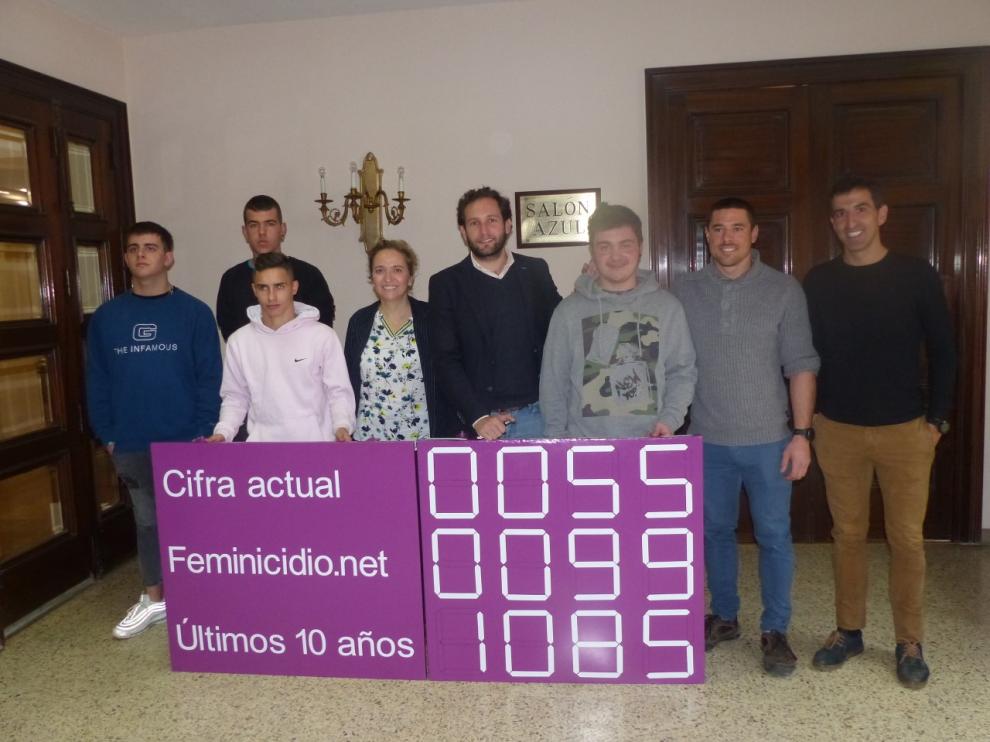 Alumnos del colegio Salesianos de Monzón crean un contador de violencia de género.