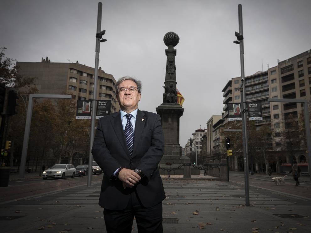 Ángel Dolado, Justicia de Araón, ante el monumento de Juan de Lanuza, en la plaza de Aragón, donde se celebra hoy a las 17.30 el acto institucional.
