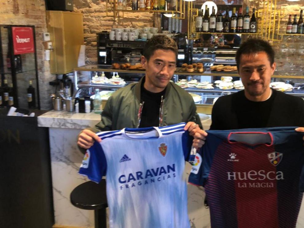 Kagawa y Okazaki posan con las camisetas de sus equipos para la campaña promocional de Turismo de Aragón.