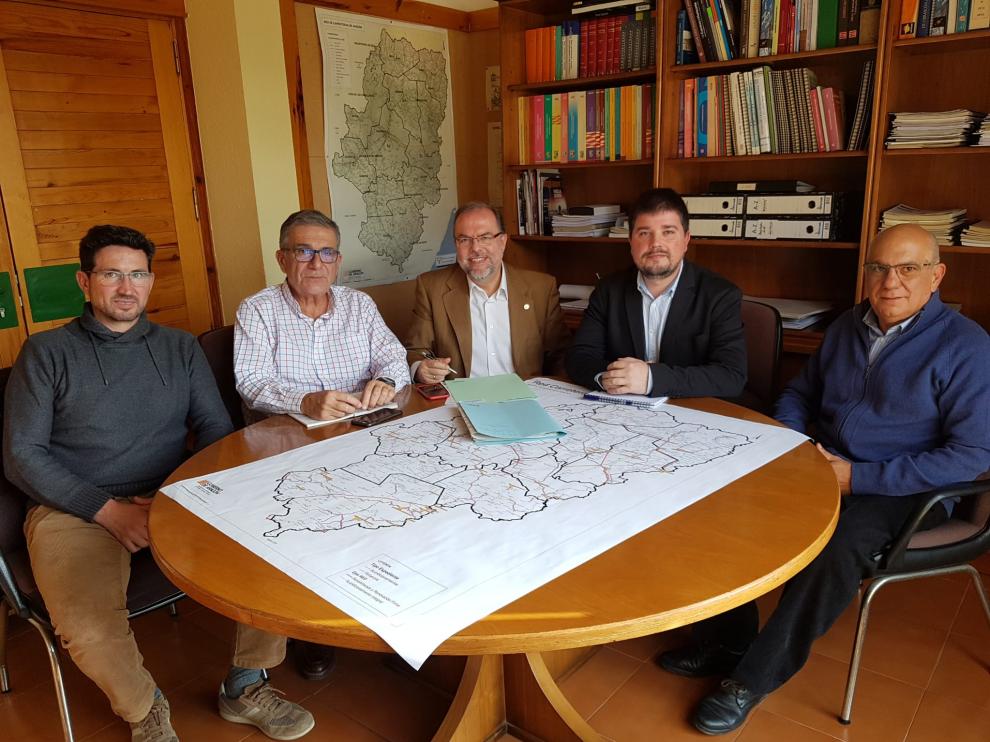 Reunión del director general de Carreteras, Bizén Fuster, con representantes de Torrevelilla, La Cañada de Verich y Belmonte de San José
