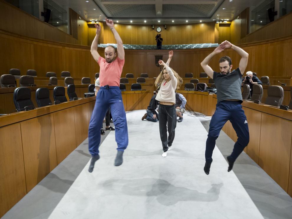 Rodaje del corto 'Representación', una biodanza sobre el debate parlamentario en las Corts de Aragón rodado por Gaizka Urresti el pasado septiembre.