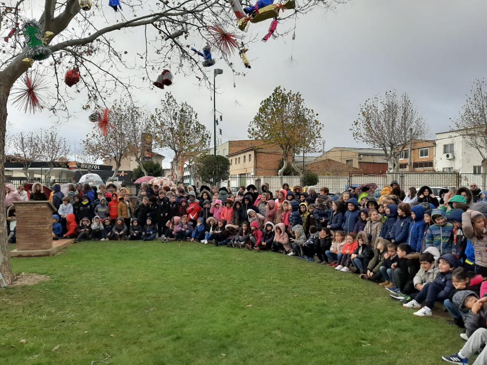 Los alumnos, en el tradicional encendido del árbol