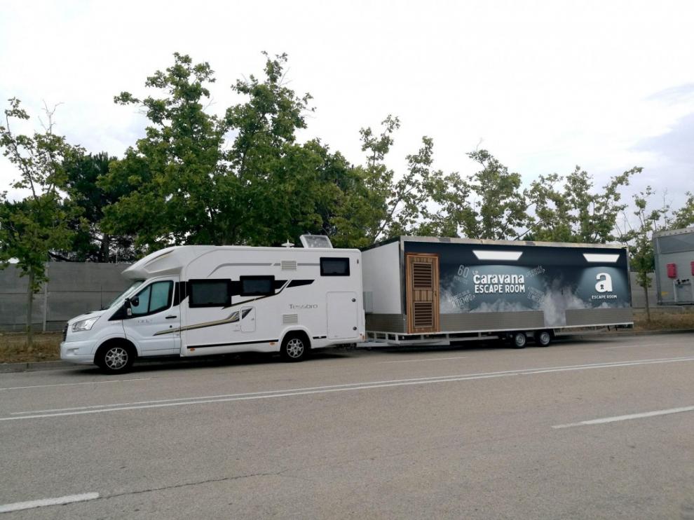 La caravana escape room está aparcada en la plaza del Justicia.
