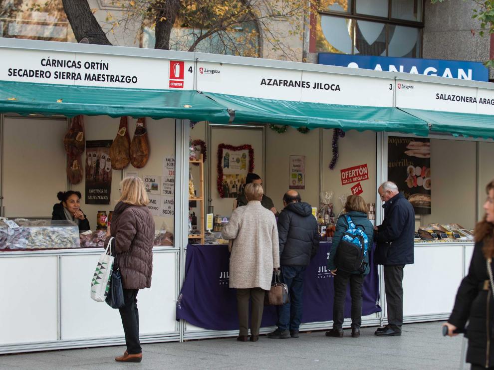 Los puestos del mercadillo del paseo de la Independencia abren sus puertas en horario de mañana y tarde.