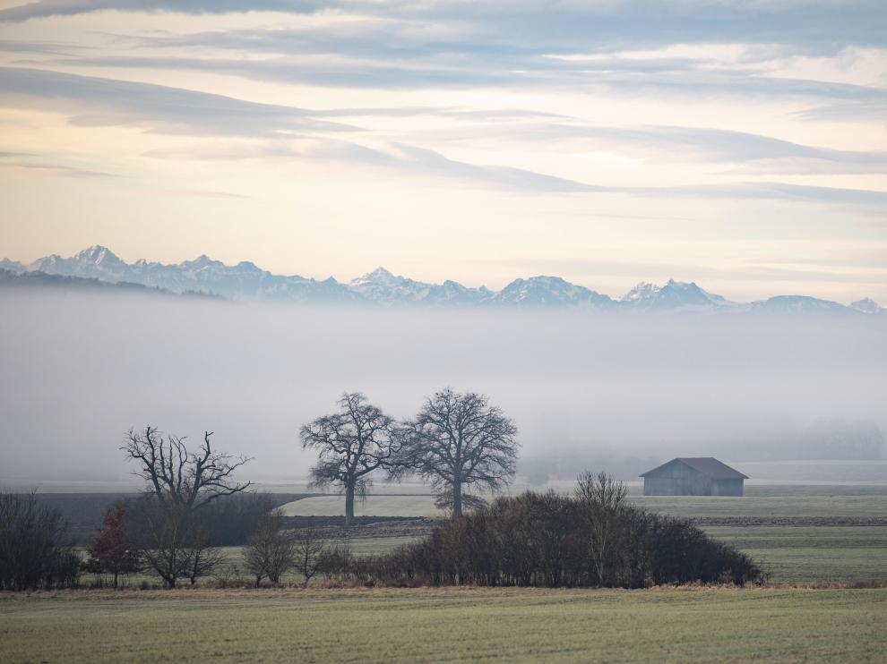 Raisting (Germany), 19/12/2019.- Fog rises in front of the Alps near Seefeld, Bavaria, Germany, 19 December 2019. The higher altitudes of the Bavarian Alps are expected to recieve fresh snow as authroties pridict preciptation and tempritures to stay under zero degreese Celsius. (Alemania) EFE/EPA/LUKAS BARTH-TUTTAS Snow and cold weather predicted of Bavarian Alps