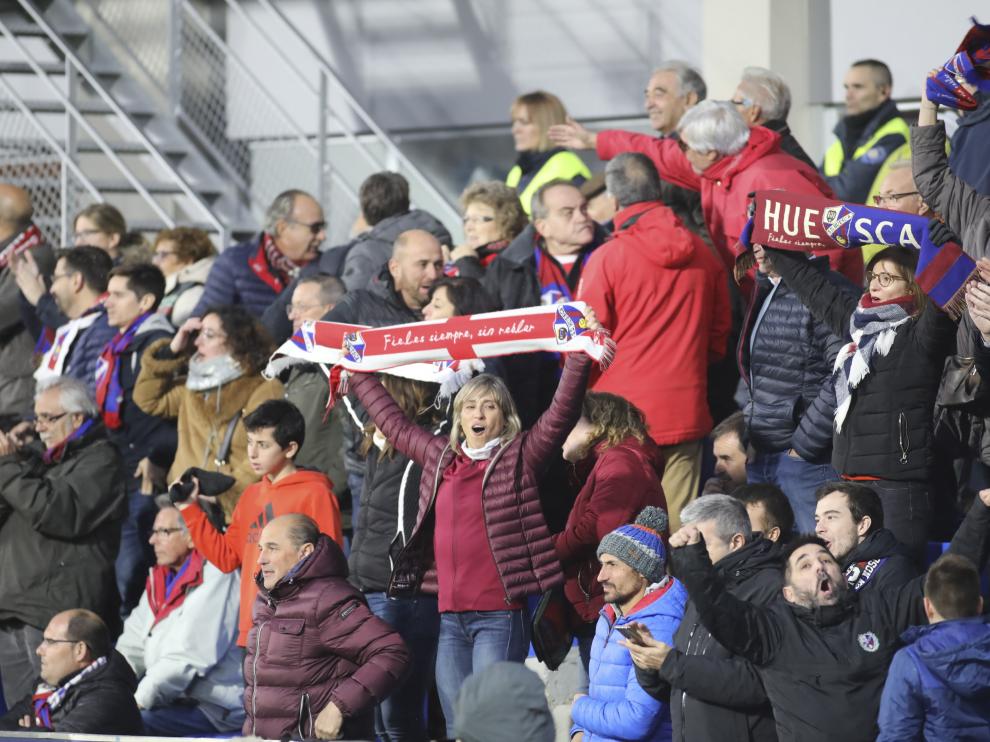 Aficionados de la SD Huesca, en El Alcoraz.
