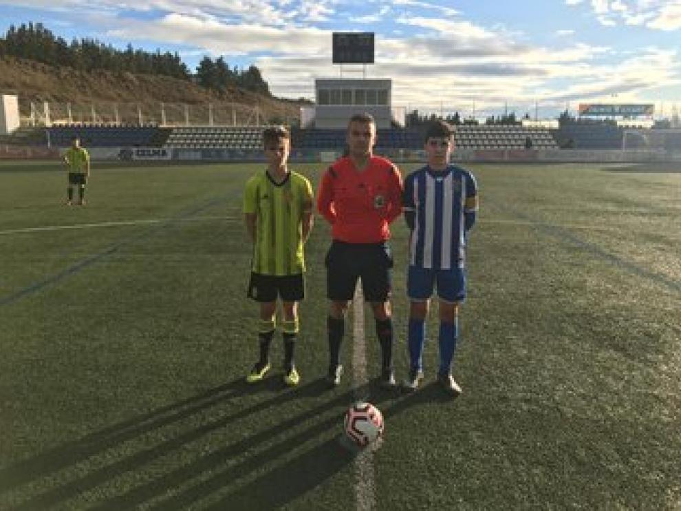 Los capitanes del Ejea y Zaragoza, junto al árbitro