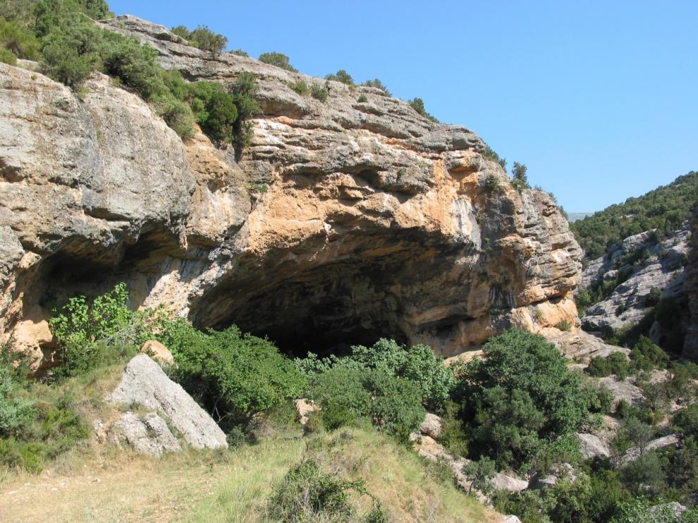 La cueva de Chaves tiene una boca de 60 metros de ancho, con una altura máxima de hasta 30 metros.